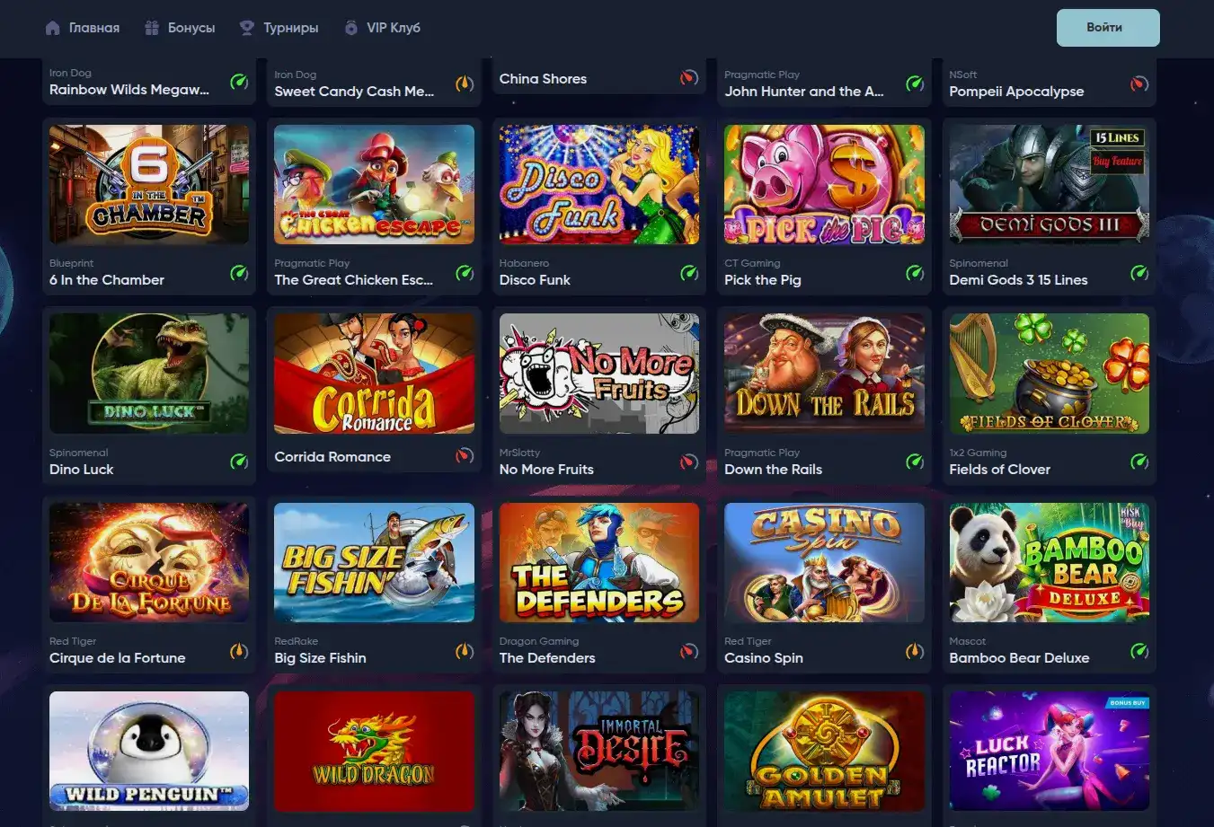 главный зал Спинбеттер казино с золотым освещением и прокруткой слотов